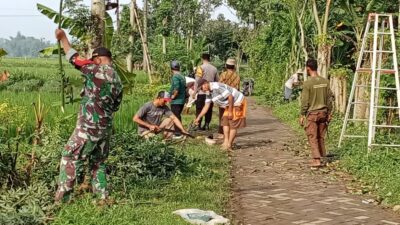 Bhabinkamtibmas dan Babinsa Desa Begendeng Kompak Kerja Bakti Bersama Warga