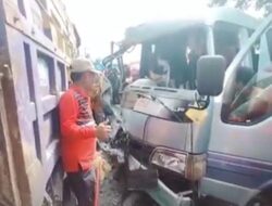 Elf Tabrak Dump Truk di Nganjuk gegara Sopir Ngantuk, 9 Luka-Luka