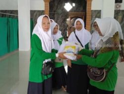 Muslimat NU Rejoso Nganjuk Bagikan Mukena ke Masjid Menjelang Ramadan