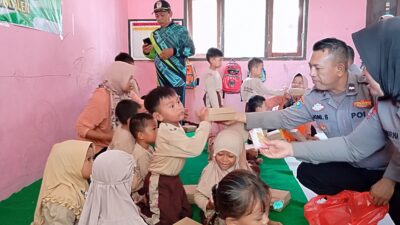 Polres Nganjuk Bagikan 100 Paket Makanan Bergizi Gratis untuk Siswa SDN 1 Munung