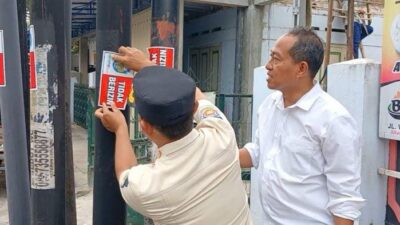 Target PAD Tidak Tercapai Akibat Ratusan Tiang Wifi Tak Berizin, DPMPTSP Tempelkan Stiker Peringatan