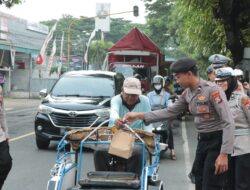 Berkah Ramadan, Polres Nganjuk Bagikan Ratusan Paket Takjil untuk Pengguna Jalan