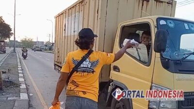 Komunitas Sopir Truk Nganjuk Berbagi Ribuan Takjil dan Uang di Bulan Ramadan