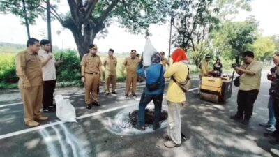 Meski Jalan Nasional, Pemkab Nganjuk Tetap Menambal Jalan Berlubang Yang Sering Mengakibatkan Kecelakaan – nnews.co.id