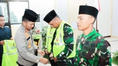 Silaturahmi Kamtibmas, Polres Nganjuk Bagikan Rompi Keselamatan Berlalu Lintas