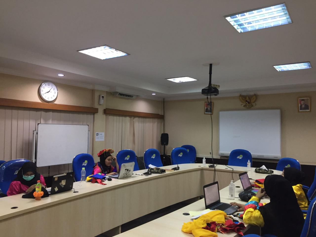 Komitmen Kampus Berdampak, Tim PKM UMJ Beri Bantuan Panel Surya ke P4S Hidroponik Generik