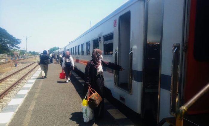 Huruf Timbul ๎Stasiun๎ Kereta Api Indonesia di Kota ๎Nganjuk๎ Stasiun nganjuk