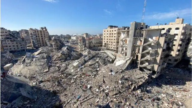 Hamas Perlihatkan Sandera Israel Lewati Permukiman Bangunan Gaza yang Hancur