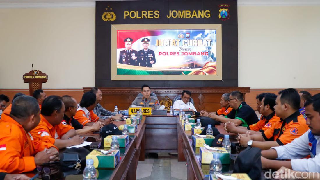 Daeng Sarring, Ayah Korban Pembakaran DPRD Makassar Curhat ke Mensos Daeng Sarring, Ayah Korban Pembakaran DPRD Makassar Curhat ke Mensos