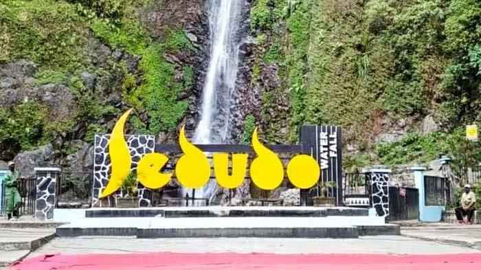 Nganjuk-Detik detik kedatangan Pak Jokowi Pasar Rejoso Nganjuk 20 Des ...