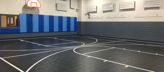 Lantai lapangan basket terbuat dari