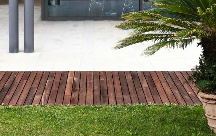 Lantai kayu outdoor