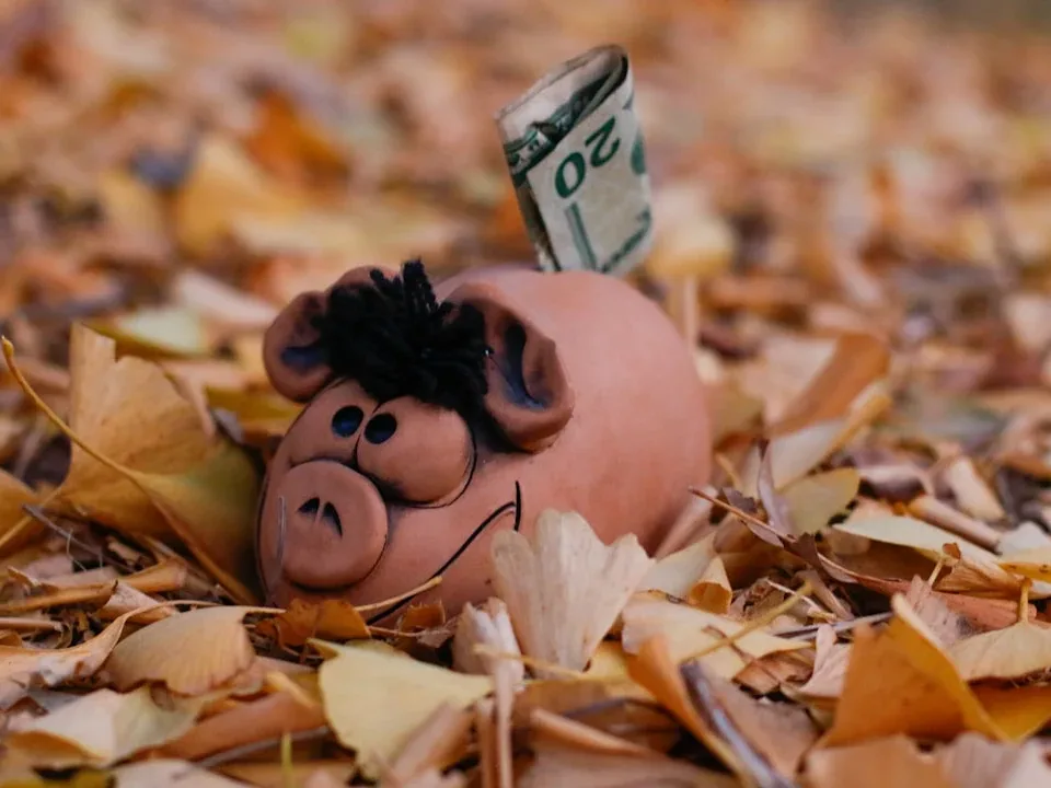 Broken Piggy Bank Financial Mistake - Asuransi Dana Pensiun