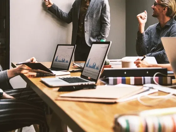 Business Meeting Salary Graph - Sertifikasi Digital Marketing