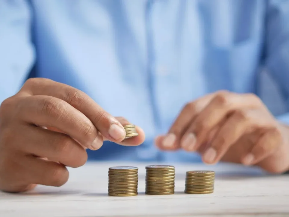 Choosing Lender Magnifying Glass - Pinjaman Dana Tunai
