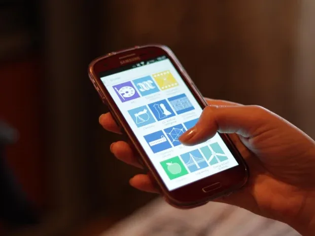 Financial App Smartphone User - Simulasi Pinjaman