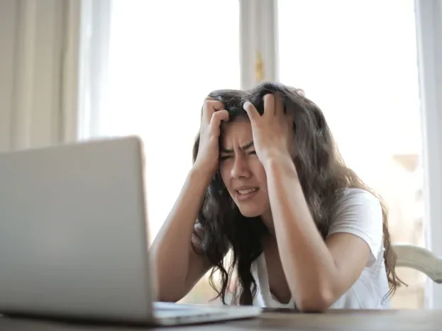 Frustrated Student Computer Issues - Kursus Komputer Online