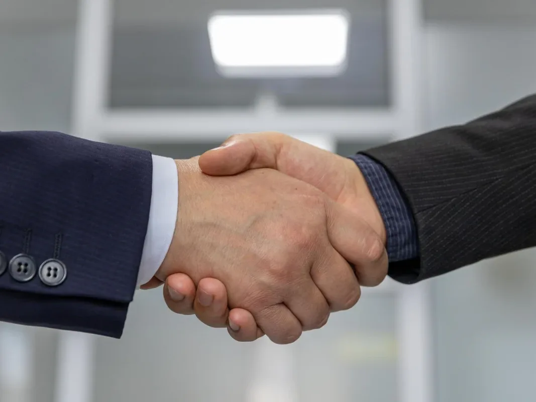 Handshake Agreement Successful Negotiation - Restrukturisasi Pinjaman
