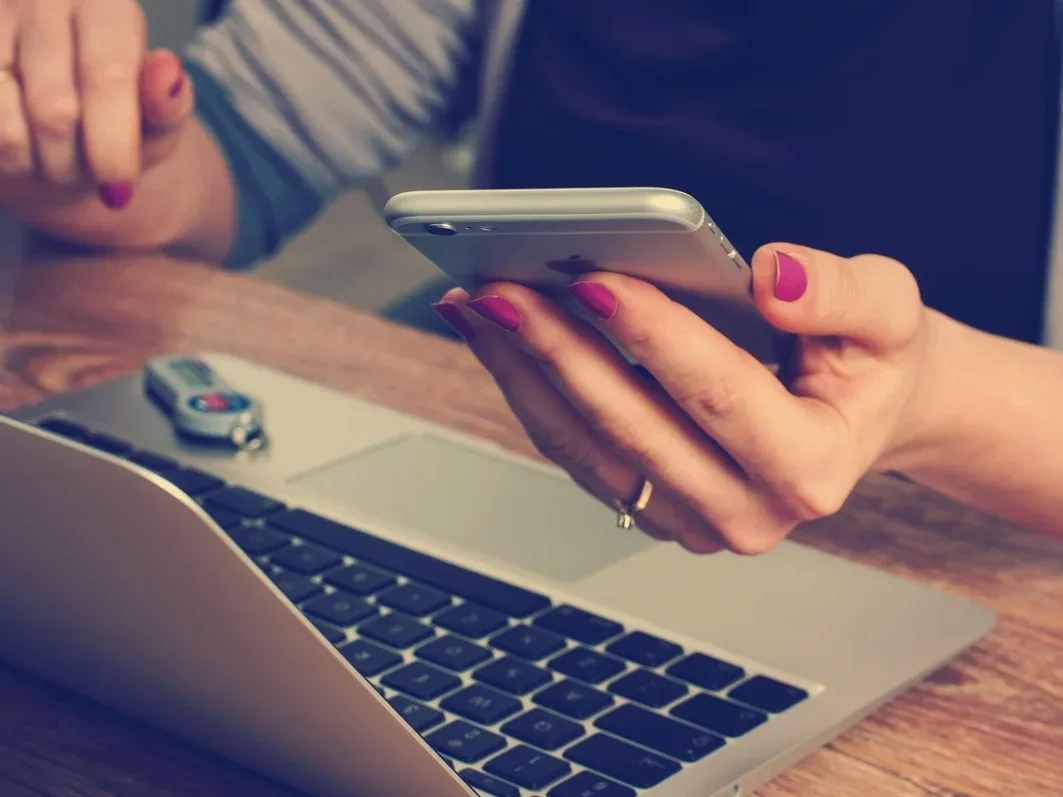 Laptop Smartphone - Cek Polis Asuransi