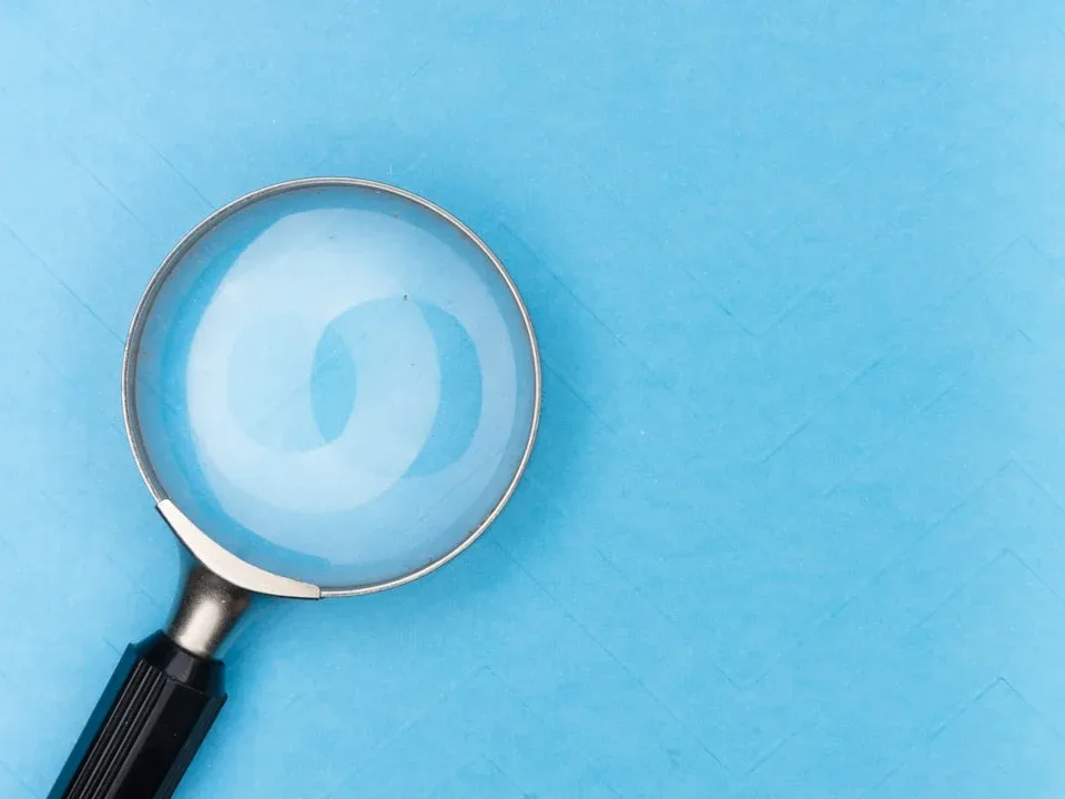 Magnifying Glass Document Analysis - Perbandingan Asuransi