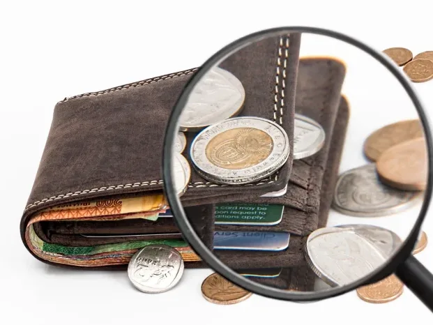 Magnifying Glass Money Financial Planning - Perbandingan Pinjaman