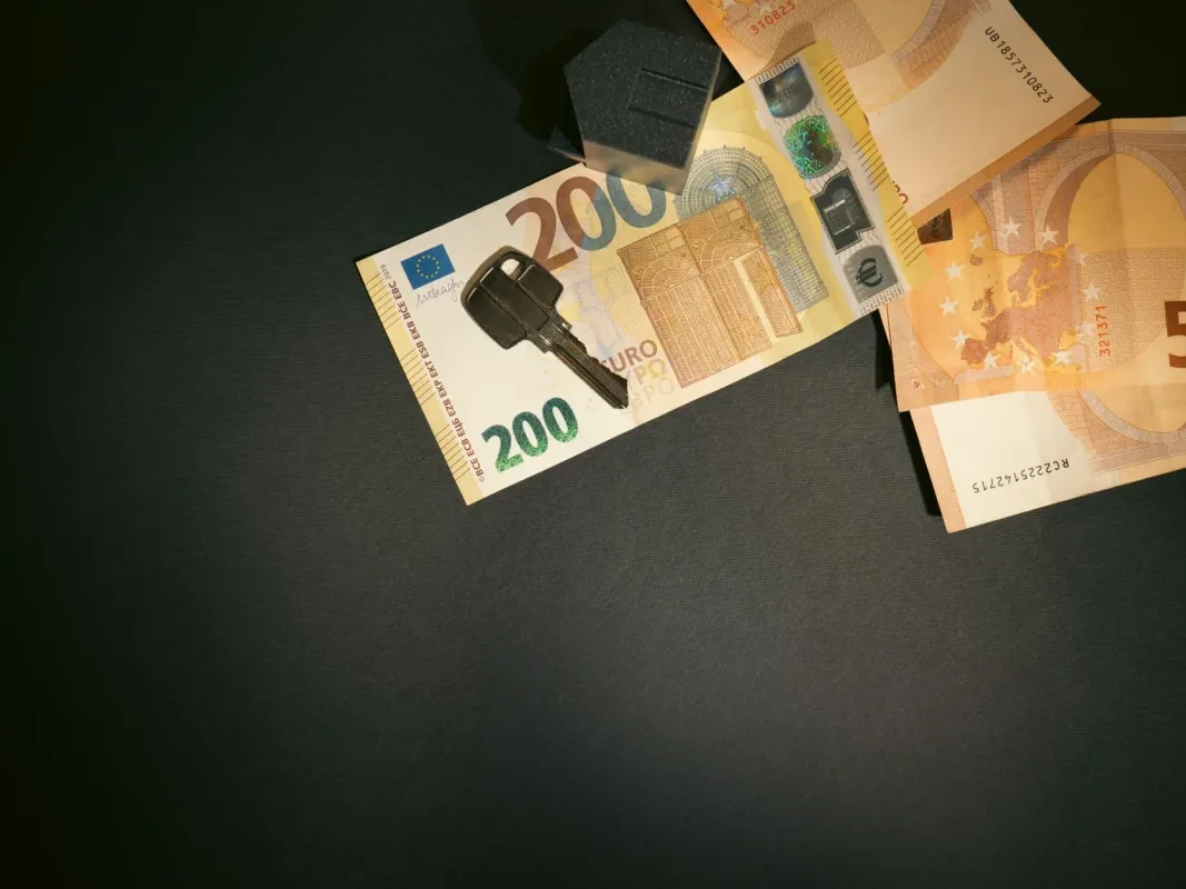 Money Stack House Key - Pinjaman Jaminan Sertifikat Rumah