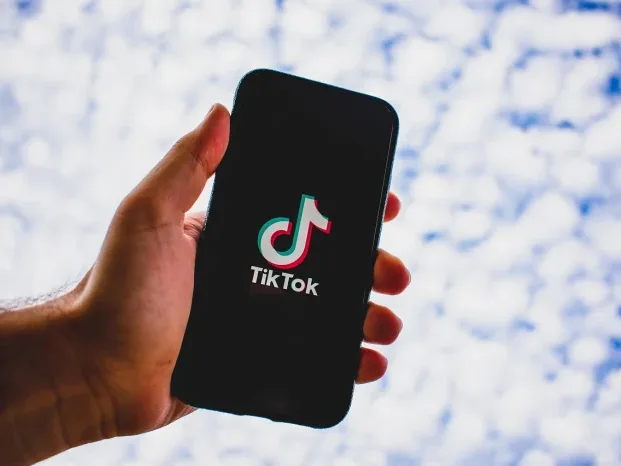 Online Application Phone Screen Hand Typing - Dana Usaha Cepat Cair Online