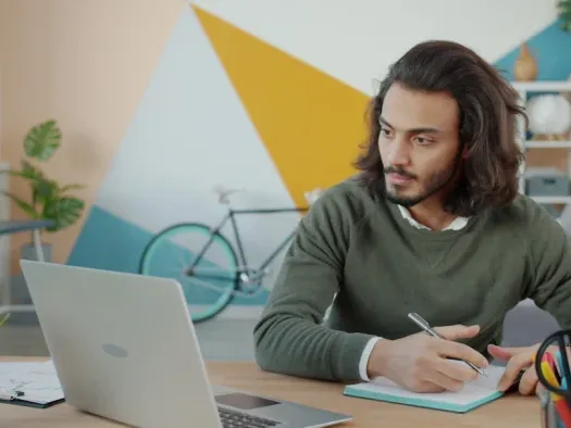 Person With Laptop Home Office - Kursus Komputer Online