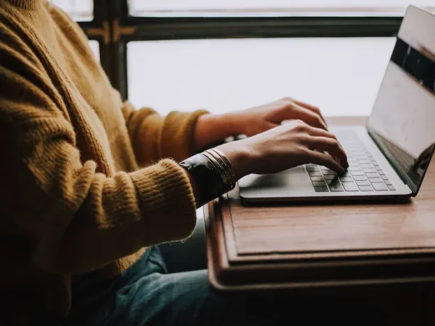 Student Studying Laptop Computer - Kursus Komputer Online