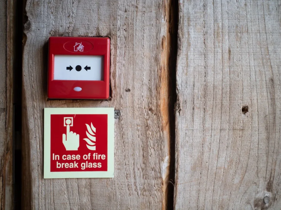 Warning Sign Broken Glass - Asuransi Bisnis
