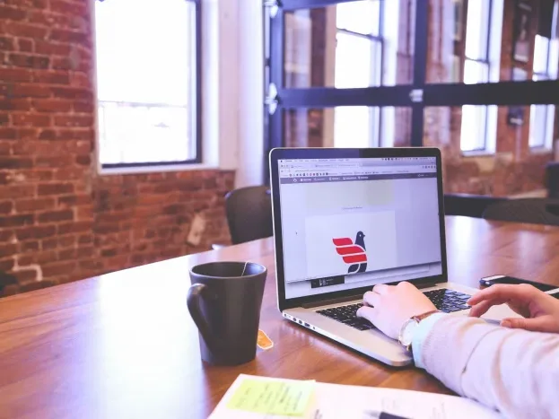 Website Building Laptop - Website Bisnis